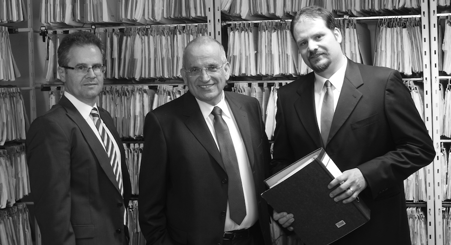 Rechtsanwälte Michael Trommsdorff , Hans-Bernd Beckert und Michael Doll vor einem Aktenregal